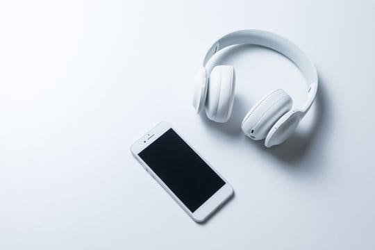 wireless headphone and smart phone
